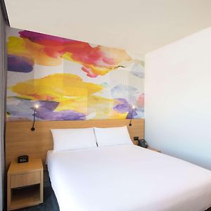 Standard Queen Room Mobility accessible